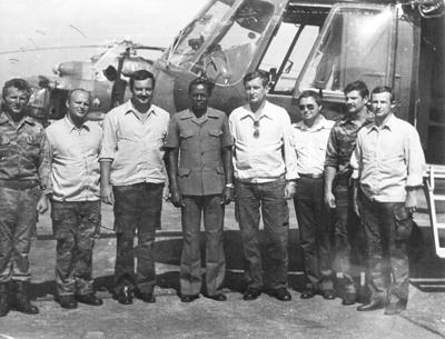 Советские экипажи вертолетов Ми-8 с президентом Анголы Ж.Э. душ Сантушем. Первый слева М. Сахаров