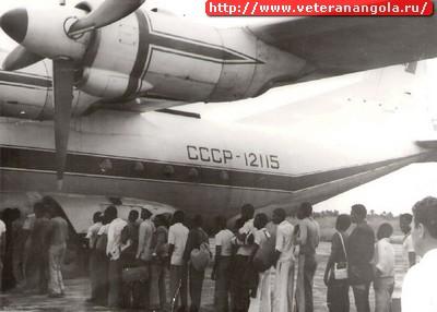 Наши летчики с Ан-12 возили в Анголе и солдат  ФАПЛА,  и кубинцев,  и местных жителей