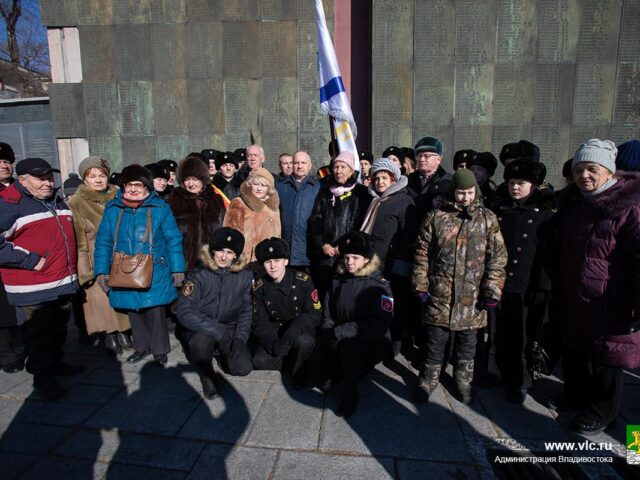 Фото на память юнги ФЮМ «Восток» с руководством города Владивостока и членами организации ветеранов-блокадников города