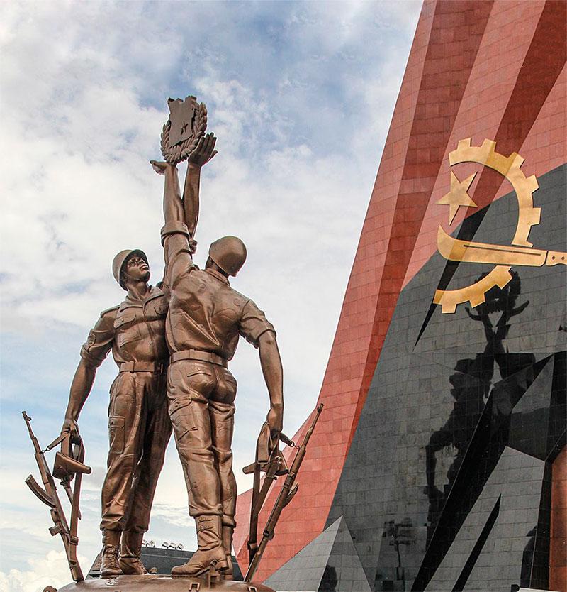 Центральный монумент мемориала «Защитникам Куито Куанавале», Ангола, провинция Квандо Кубанго. Фото Александра Стволина.