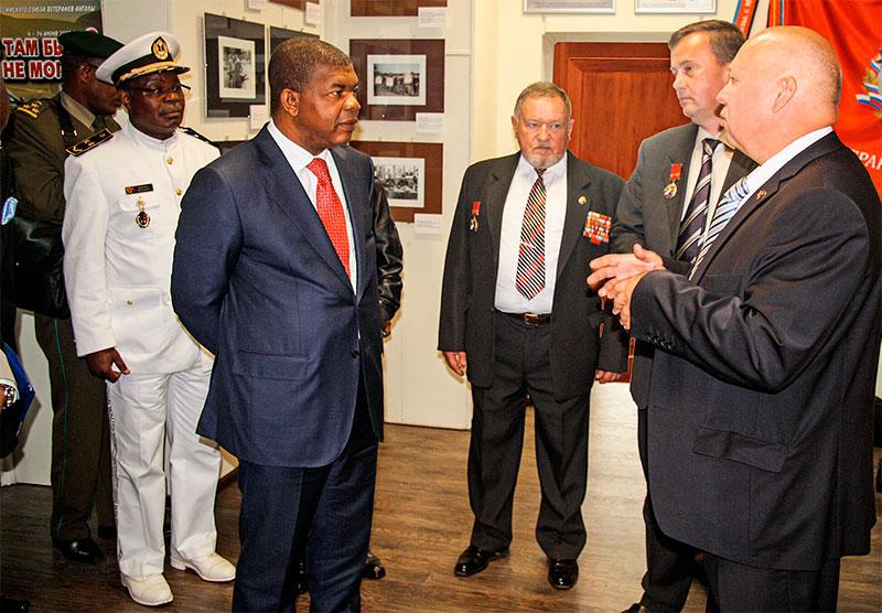 Высокий гость из Анголы Жоау Мануэл Лоуренсу посещает резиденцию и музей Союза ветеранов Анголы в Москве. 3 августа 2015 года. Фото А. Калмыкова.