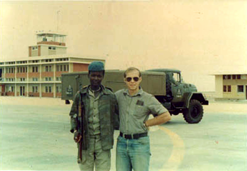 Намиб, аэропорт имени Ю. Гагарина. Справа автор. 1977 г