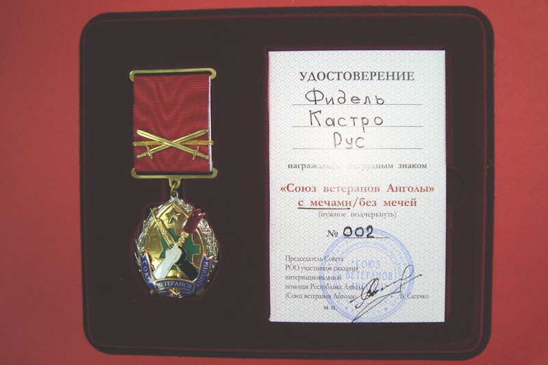 Знак Союза ветеранов Анголы и удостоверение Ф. Кастро