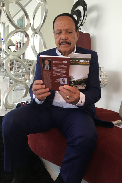Генерал А. Франса Ндалу с книгой Сергея Коломнина.