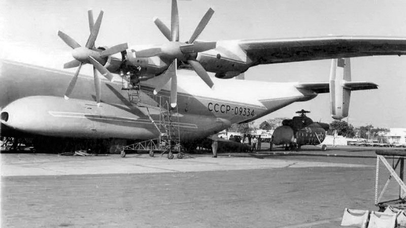 Погрузка в самолет Ан-22-09334 вертолета Ми-8.