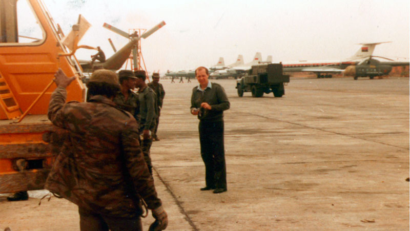 Сергей Коломнин на аэродроме в Луанде. 1983 г