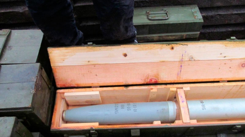 Снаряд к БМ-21 в ящике без взрывателя.