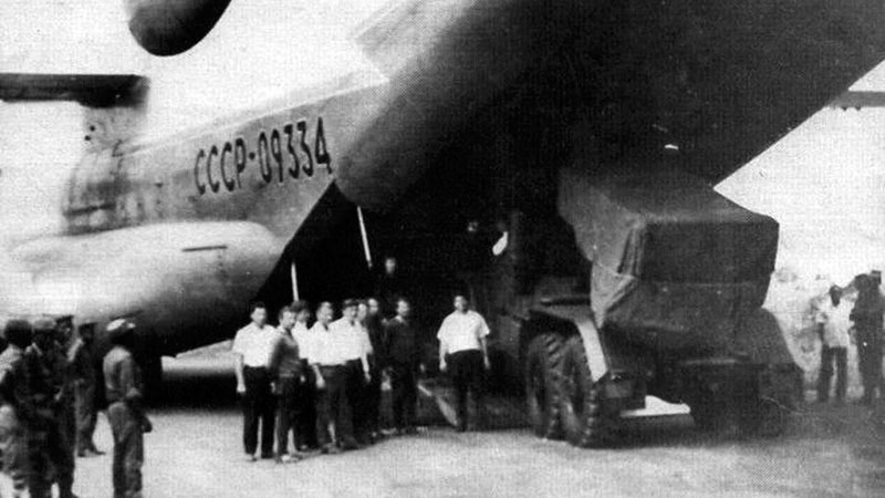 Выгрузка БМ-21 из Ан-22--09334 в Пуэнт-Нуаре. Экипаж Б.Жукова, ноябрь 1975 г.